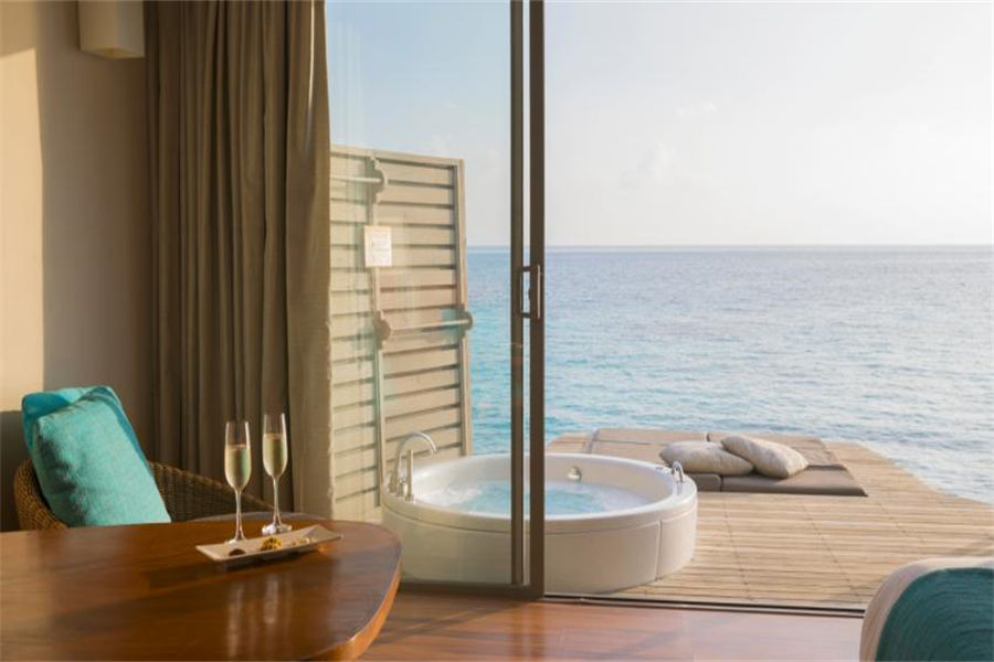圣塔拉富士 - 高级豪华日落水上别墅图片4 - Centara Ras Fushi Resort & Spa Maldives Premium Deluxe Sunset Overwater Villa Photo 4