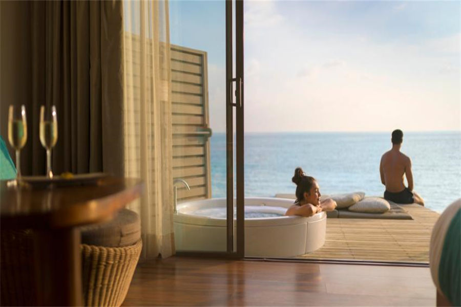 圣塔拉富士 - 高级豪华日落水上别墅图片1 - Centara Ras Fushi Resort & Spa Maldives Premium Deluxe Sunset Overwater Villa Photo 1