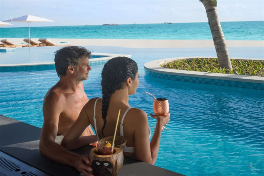 洲际 - 泳池酒吧图片1 - InterContinental Maldives Maamunagau Pool Bar Photo 1