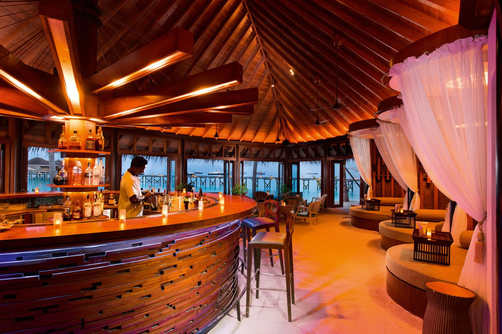 哈拉薇利 - Jahaz主餐吧图片2 - Constance Halaveli Resort Maldives Jahaz Restaurant Photo 2