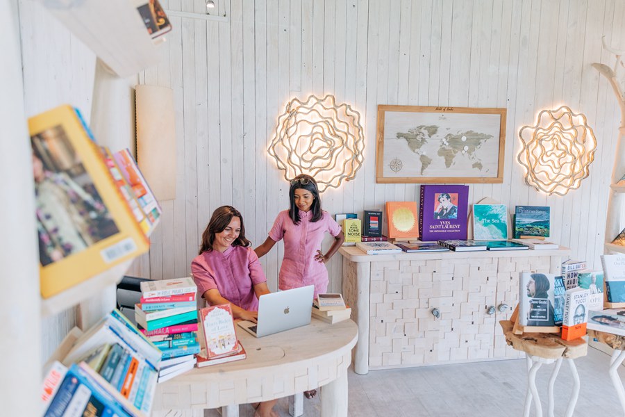 索尼娃贾尼 - 赤脚书屋图片1 - Soneva Jani  Barefoot Bookseller Photo 1