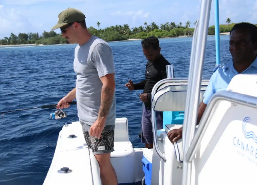 卡娜丽芙岛活动项目 - 喂鱼狂潮 - Canareef Resort Maldives Activities