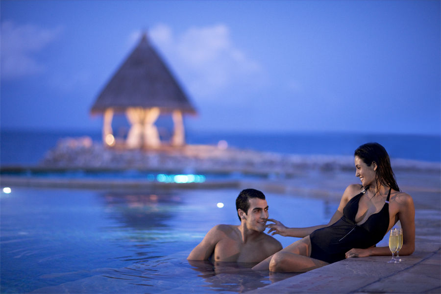 泰姬珊瑚 - 池畔酒吧图片1 - Taj Coral Reef Resort & Spa Pool Side Photo 1
