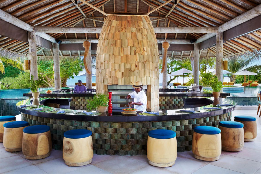 六善拉姆 - 阳光泳池餐吧图片1 - Six Senses Latitude Laamu Sip Sip Photo 1